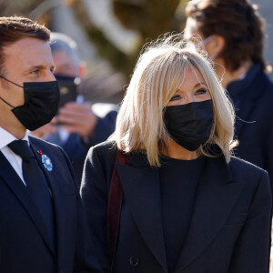 Le président Emmanuel Macron et sa femme Brigitte Macron rencontrent des élus locaux avant une cérémonie commémorative pour le défunt président et héros de la Seconde Guerre mondiale, Charles de Gaulle dans le village du nord-est de Colombey-les-Deux-Eglises où de Gaulle est décédé et a été enterré il y a 50 ans, le 9 novembre 2020. © Ludovic Marin / Pool / Bestimage 