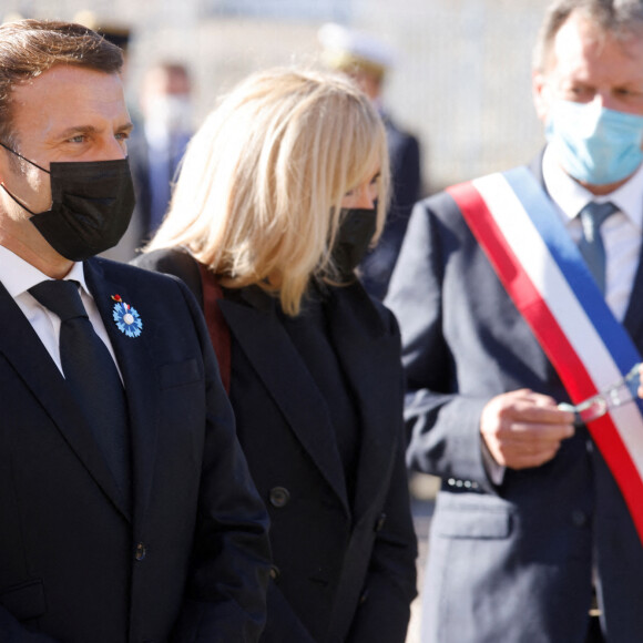 Le président Emmanuel Macron et sa femme Brigitte Macron rencontrent des élus locaux avant une cérémonie commémorative pour le défunt président et héros de la Seconde Guerre mondiale, Charles de Gaulle dans le village du nord-est de Colombey-les-Deux-Eglises où de Gaulle est décédé et a été enterré il y a 50 ans, le 9 novembre 2020. © Ludovic Marin / Pool / Bestimage 