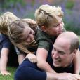 Le prince William et ses trois enfants, le prince George, la princesse Charlotte et le prince Louis, sur Instagram le 21 juin 2020. La photo a été prise par Kate Middleton en juin 2020 dans leur maison d'Anmer Hall, dans le Norfolk.