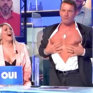 Benjamin Castaldi se déshabille dans "Touche pas à mon poste" et montre ses fesses, le 12 novembre 2020, sur C8