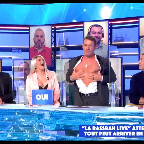 Benjamin Castaldi se déshabille dans "Touche pas à mon poste" et montre ses fesses, le 12 novembre 2020, sur C8