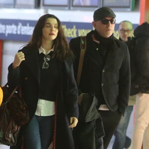 Exclusif - Daniel Craig avec sa femme Rachel Weisz et son beau-fils Henry quittent Paris et attendent un vol à l'aéroport de Paris-Charles-de-Gaulle (CDG), le 2 janvier 2018.