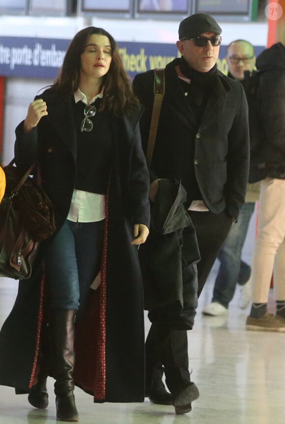 Exclusif - Daniel Craig avec sa femme Rachel Weisz et son beau-fils Henry quittent Paris et attendent un vol à l'aéroport de Paris-Charles-de-Gaulle (CDG), le 2 janvier 2018.