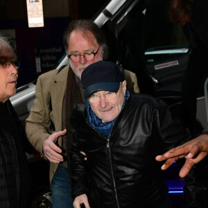 Phil Collins arrive avec une canne pour l'émission "The Zoe Ball Breakfast Show" dans les studios BBC Radio 2 à Londres, Royaume Uni, le 3 mars 2020.
