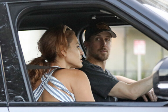 Exclusif - Ryan Gosling et sa compagne Eva Mendes ont été aperçus avec leurs filles Esmeralda et Amada en balade en voiture à Los Angeles, le 25 août 2020