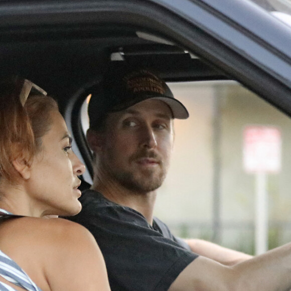 Exclusif - Ryan Gosling et sa compagne Eva Mendes ont été aperçus avec leurs filles Esmeralda et Amada en balade en voiture à Los Angeles, le 25 août 2020