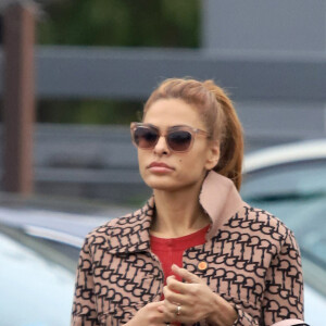 Exclusif - Eva Mendes dans la rue à Los Angeles avec une boisson à la main le 21 janvier 2020.  