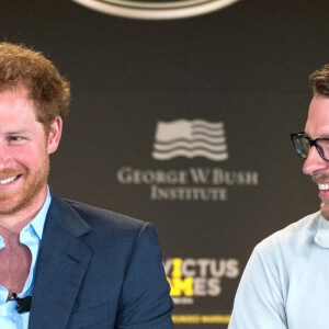 Le prince Harry et son ami JJ Chalmers lors des Invictus Games à Orlando. Le 8 mai 2016