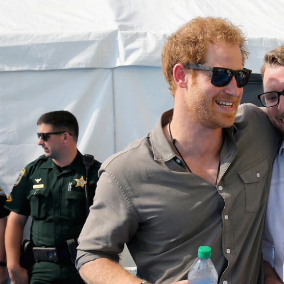 Le prince Harry et son ami JJ Chalmers aux Invictus Games à Orlando le 11 mai 2016.