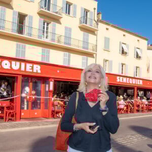 Exclusif - Amanda Lear est de retour à Saint-Tropez et pose chez Sénéquier avec un masque le 26 juin 2020. © Patrick Carpentier/Bestimage 