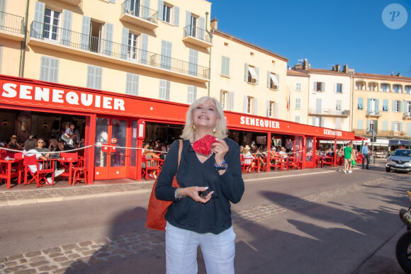 Exclusif - Amanda Lear est de retour à Saint-Tropez et pose chez Sénéquier avec un masque le 26 juin 2020. © Patrick Carpentier/Bestimage 