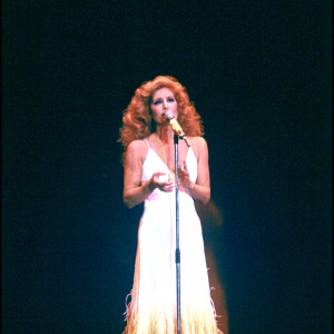 Archives - Dalida sur la scène du Palais des sports pour la générale de sa tournée.