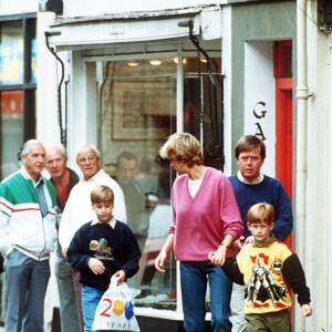 Diana et ses fils, William et Harry, à Londres.