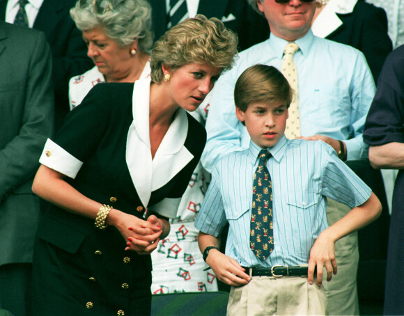 Diana (trois ans avant sa mort) et son fils le prince William à Wimbledon.