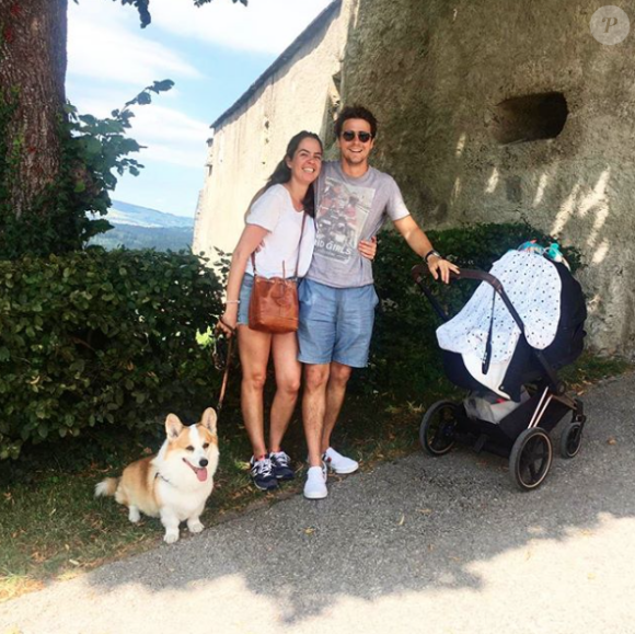 Anouchka Delon et son compagnon Julien. Ils prennent la pose avec leur fils né en février. Juillet 2020.