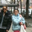 Katie Holmes se promène avec sa fille Suri Cruise à New York le 1er février 2020.