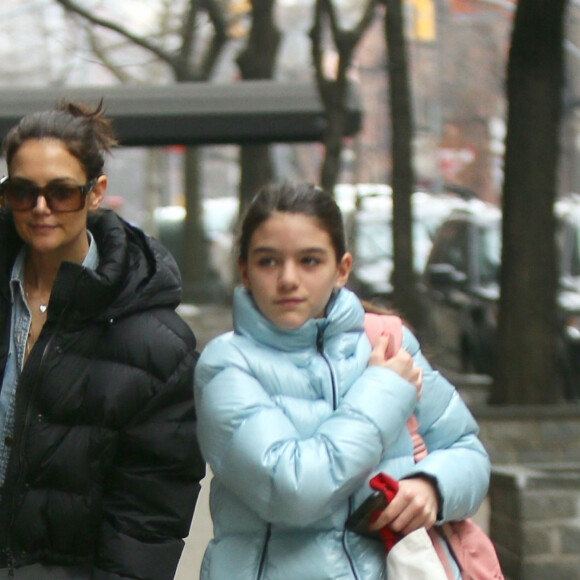 Katie Holmes se promène avec sa fille Suri Cruise à New York le 1er février 2020.