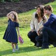 Tom Cruise, Katie Holmes et leur fille Suri se promenent dans les jardins de Flagstaff a Melbourne en Austalie le 7 aout 2009.