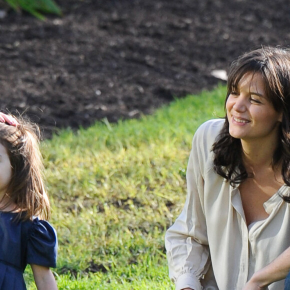 Tom Cruise, Katie Holmes et leur fille Suri se promenent dans les jardins de Flagstaff a Melbourne en Austalie le 7 aout 2009.