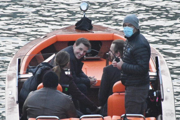 Tom Cruise, Rebecca Ferguson et Simon Pegg tournent une scène de Mission Impossible 7 sur un bateau à Venise le 12 novembre 2020.