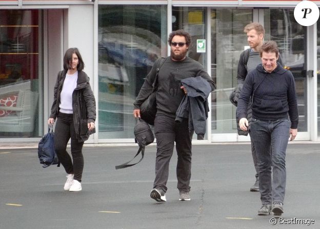 Exclusif - Tom Cruise emmène son fils Connor Cruise faire un tour dans son hélicoptère à Londres le 11 octobre 2019.