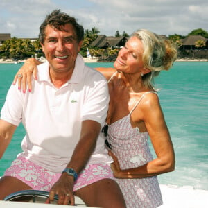 Jean-Pierre Foucault et sa compagne Evelyne en vacances à l'Île Maurice en 2004.