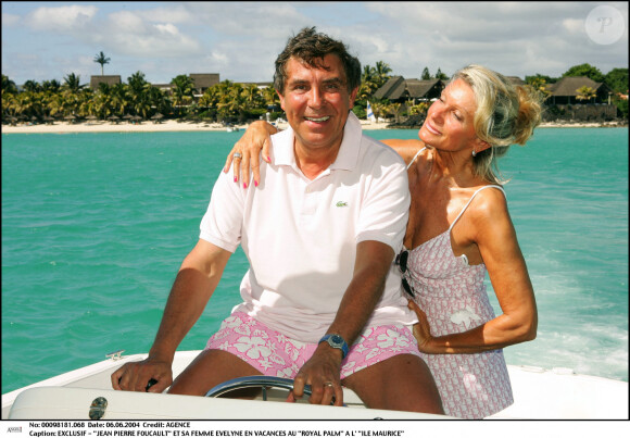Jean-Pierre Foucault et sa compagne Evelyne en vacances à l'Île Maurice en 2004.