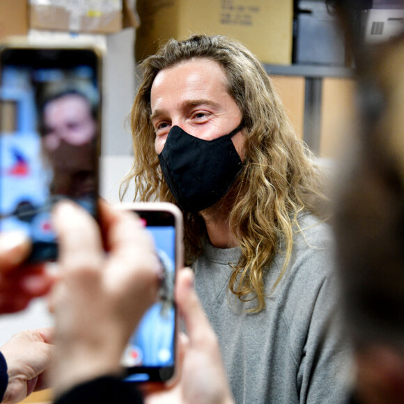 Exclusif - Julien Doré, après avoir lancé une tombola au profit des sinistrés de la tempête Alex qui a frappé les Alpes-Maritimes, fait un point presse au siège du Secours Populaire 06 à Nice le 23 novembre 2020. © Bruno Bebert / Bestimage 