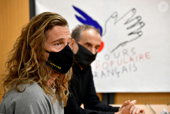 Exclusif - Julien Doré, après avoir lancé une tombola au profit des sinistrés de la tempête Alex qui a frappé les Alpes-Maritimes, fait un point presse au siège du Secours Populaire 06 à Nice le 23 novembre 2020. © Bruno Bebert / Bestimage 
