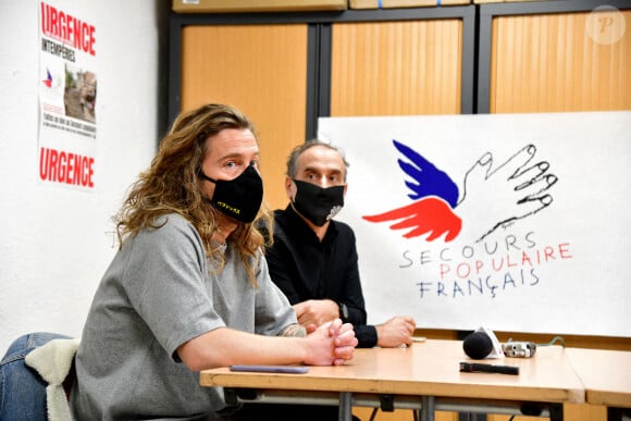 Exclusif - Julien Doré, après avoir lancé une tombola au profit des sinistrés de la tempête Alex qui a frappé les Alpes-Maritimes, fait un point presse au siège du Secours Populaire 06 à Nice le 23 novembre 2020. © Bruno Bebert / Bestimage 