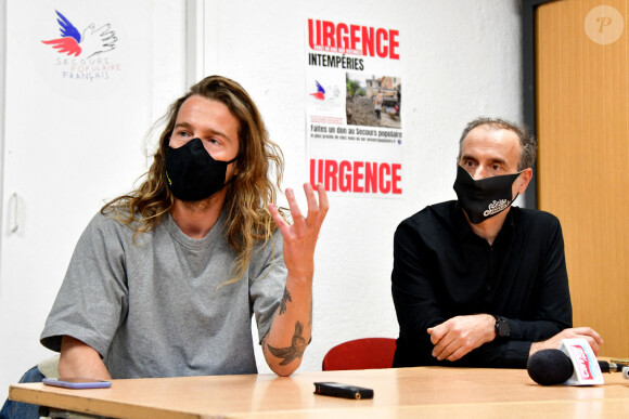 Exclusif - Julien Doré, après avoir lancé une tombola au profit des sinistrés de la tempête Alex qui a frappé les Alpes-Maritimes, fait un point presse au siège du Secours Populaire 06 à Nice le 23 novembre 2020. © Bruno Bebert / Bestimage 