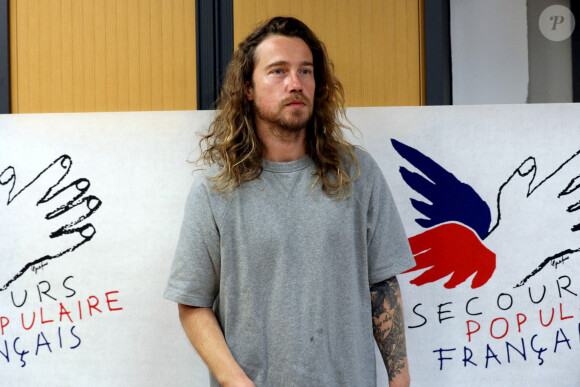 Exclusif - Julien Doré, après avoir lancé une tombola au profit des sinistrés de la tempête Alex qui a frappé les Alpes-Maritimes, fait un point presse au siège du Secours Populaire 06 à Nice le 23 novembre 2020. © Eric Ottino / Nice Matin / Bestimage 