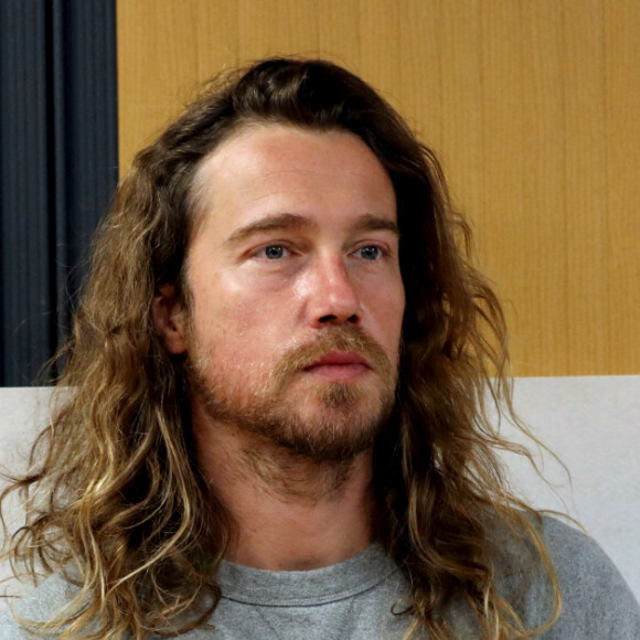 Exclusif - Julien Doré, après avoir lancé une tombola au profit des sinistrés de la tempête Alex qui a frappé les Alpes-Maritimes, fait un point presse au siège du Secours Populaire 06 à Nice le 23 novembre 2020. © Eric Ottino / Nice Matin / Bestimage 