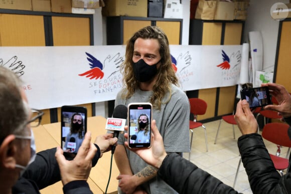 Exclusif - Julien Doré, après avoir lancé une tombola au profit des sinistrés de la tempête Alex qui a frappé les Alpes-Maritimes, fait un point presse au siège du Secours Populaire 06 à Nice le 23 novembre 2020. © Eric Ottino / Nice Matin / Bestimage 