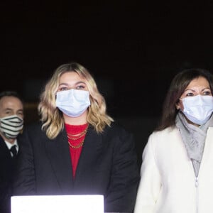 La chanteuse Louane aux cotes de Anne Hidalgo - Maire de Paris Jean Noel Reinhardt - Président du Comite des Champs-Elyséess Emmanuel Gregoire - Premier adjoint au Budget de la Ville de Paris - Jean baptiste Santoul (président de Ferrero France) - La chanteuse Louane lors de la cérémonie d'illumination des Champs Elysées à Paris le 22 novembre 2020. Louane Emera est la marraine de la 40ème cérémonie d'illumination des champs Elysées. © JB Autissier / Panoramic / Bestimage  