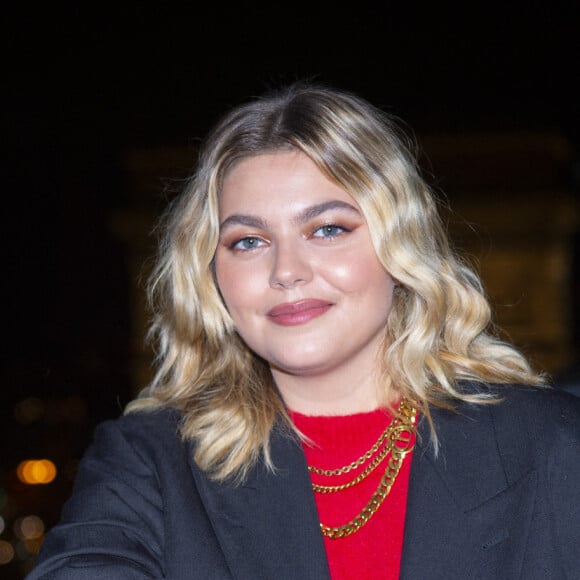 Exclusif - La chanteuse Louane lors de la cérémonie d'illumination des Champs Elysées à Paris. Louane Emera est la marraine de la 40ème cérémonie d'illumination des champs Elysées. © JB Autissier / Panoramic / Bestimage  