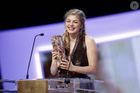 Louane Emera (césar du meilleur espoir féminin pour le film "La Famille Bélier") - 40ème cérémonie des César au théâtre du Châtelet à Paris, le 20 février 2015. 