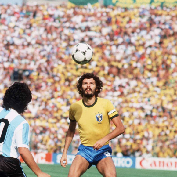 Archives - Diego Maradona lors du match Brésil vs Argentine lors de la Coupe du Monde de Football de 1982