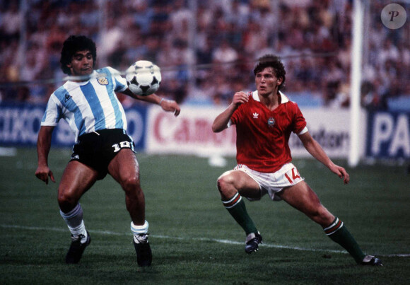 Archives - Diego Maradona lors du match Hongrie vs Argentine lors de la Coupe du Monde de Football de 1982