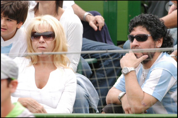Diego Maradona et son épouse assistent à un match de coupe Davis.