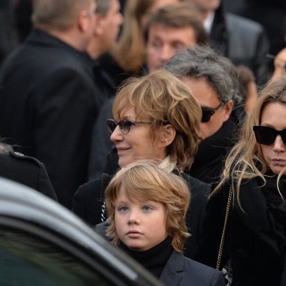 Nathalie Baye et Laura smet - Sorties de l'église de la Madeleine après les obsèques de Johnny Hallyday à Paris le 9 décembre 2017. © Veeren / Bestimage 