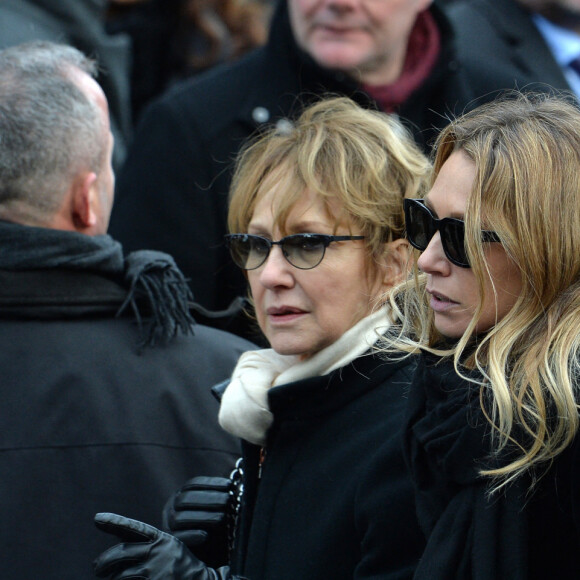 Nathalie Baye et Laura smet - Sorties de l'église de la Madeleine après les obsèques de Johnny Hallyday à Paris le 9 décembre 2017. © Veeren / Bestimage 