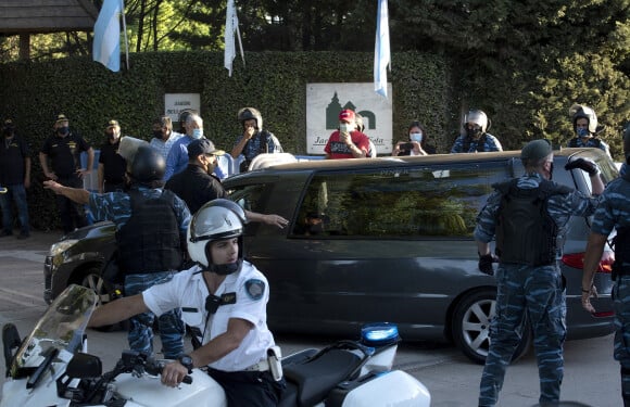 Le cortège funéraire transportant le cercueil de Diego Maradona arrive au cimetière Bella Vista à Buenos Aires, après avoir traversé les rues de la capitale devant une foule nombreuse. Le 26 novembre 2020