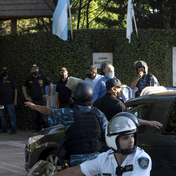 Le cortège funéraire transportant le cercueil de Diego Maradona arrive au cimetière Bella Vista à Buenos Aires, après avoir traversé les rues de la capitale devant une foule nombreuse. Le 26 novembre 2020