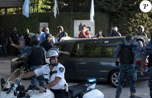 Le cortège funéraire transportant le cercueil de Diego Maradona arrive au cimetière Bella Vista à Buenos Aires, après avoir traversé les rues de la capitale devant une foule nombreuse. Le 26 novembre 2020