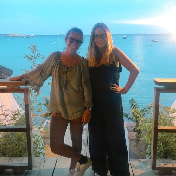 Lou Carrière et une amie en Corse, en 2018