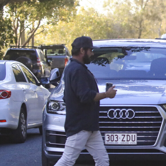 Zac Efron et Vanessa Valladares à Byron Bay, en Australie. Le 16 octobre 2020.