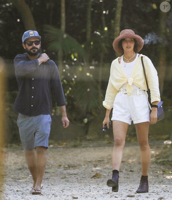 Zac Efron et Vanessa Valladares à Byron Bay, en Australie. Le 8 octobre 2020.