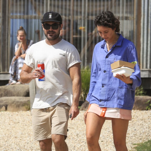 Zac Efron et Vanessa Valladares à Byron Bay, en Australie. Le 4 septembre 2020.