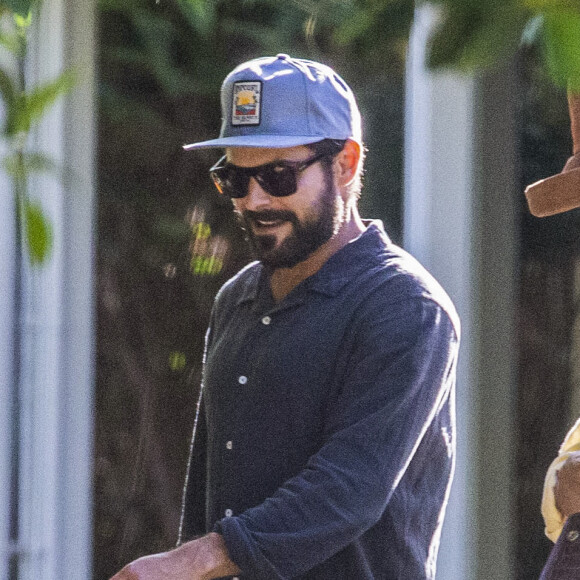 Zac Efron et Vanessa Valladares à Byron Bay, en Australie. Le 8 octobre 2020.